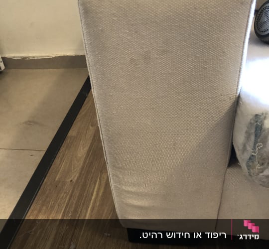 כרית ריפוד על ספה עם רגלי עץ
